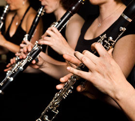 Mujer tocando el clarinete